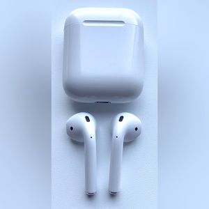 Apple AirPods With Charging Case A2032